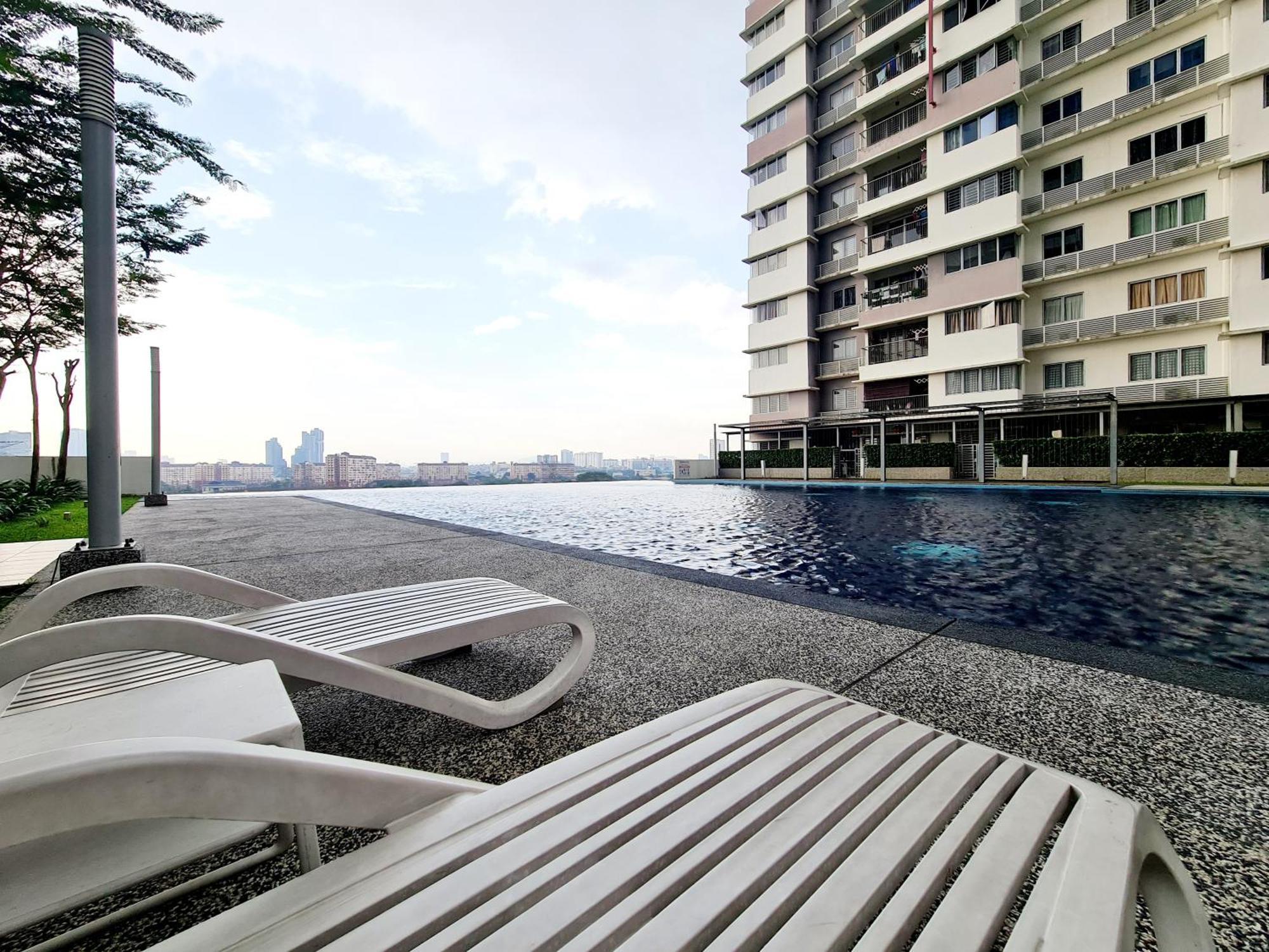 9 Guest 3 Koi Endless Pool Bbq Sunway Lagoon Pyramid Ioi Bkt Jalil Pavillion Bkt Jalil Stadium *
