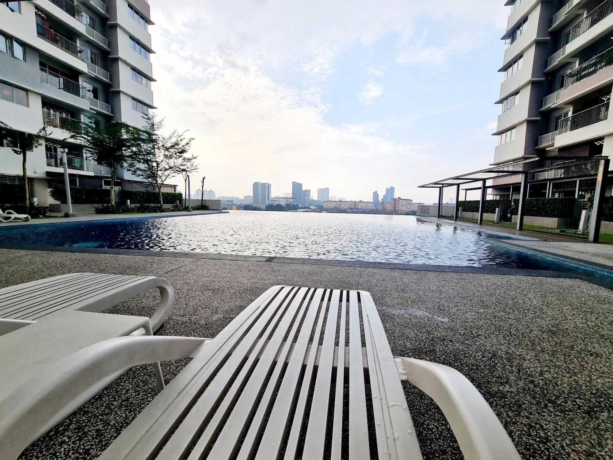 9 Guest 3 Koi Endless Pool Bbq Sunway Lagoon Pyramid Ioi Bkt Jalil Pavillion Bkt Jalil Stadium Apartment Puchong